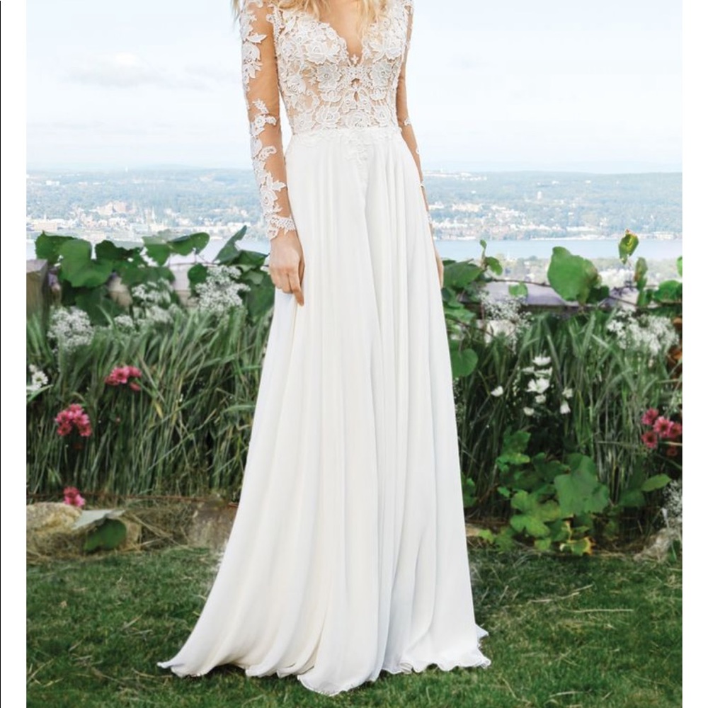 White gown. Never worn. Size 8. Custom back lace